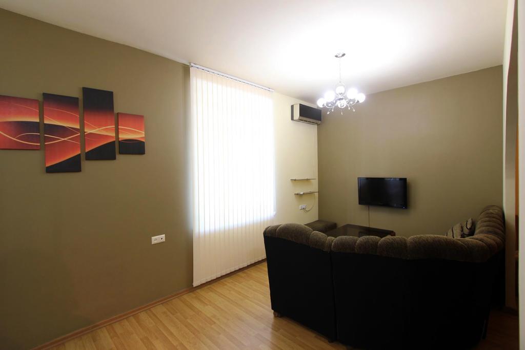 Studio With Balcony On Sayat Nova Avenue Jereván Kültér fotó