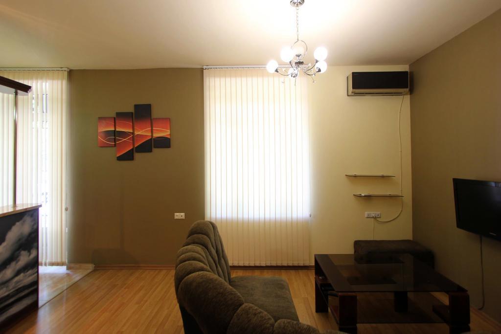 Studio With Balcony On Sayat Nova Avenue Jereván Kültér fotó